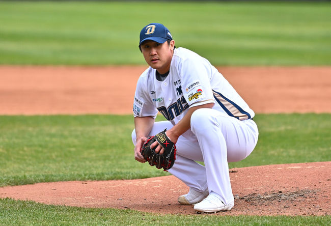 [OSEN=부산, 이석우 기자] 13일 부산 사직야구장에서 2025 신한 SOL 뱅크 KBO 리그 롯데 자이언츠와 NC 다이노스의 경기가 열렸다. 주말 3연전 동안 NC 다이노스가 창원NC파크 대신 사직야구장을 홈구장으로 사용한다. 홈팀 NC는 이용찬, 방문팀 롯데는 김진욱이 선발 출전했다.NC 다이노스 이용찬이 1회초 2사 2,3루 롯데 자이언츠 장두성에게 우중간 2타점를 맞고 아쉬워하고 있다. 2025.04.13 / foto0307@osen.co.kr