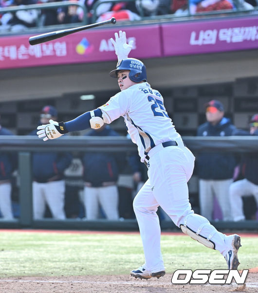 [OSEN=부산, 이석우 기자] 13일 부산 사직야구장에서 2025 신한 SOL 뱅크 KBO 리그 롯데 자이언츠와 NC 다이노스의 경기가 열렸다. 주말 3연전 동안 NC 다이노스가 창원NC파크 대신 사직야구장을 홈구장으로 사용한다. 홈팀 NC는 이용찬, 방문팀 롯데는 김진욱이 선발 출전했다.NC 다이노스 김형준이 7회말 2사 1루 좌월 2점 홈런을 치고 있다. 2025.04.13 / foto0307@osen.co.kr