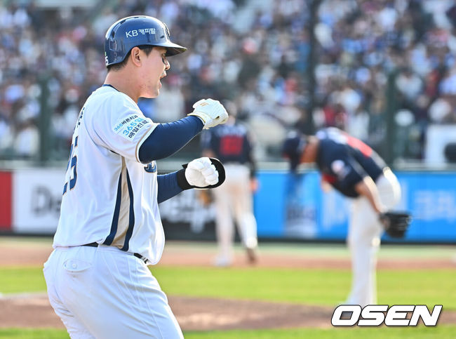 [OSEN=부산, 이석우 기자] 13일 부산 사직야구장에서 2025 신한 SOL 뱅크 KBO 리그 롯데 자이언츠와 NC 다이노스의 경기가 열렸다. 주말 3연전 동안 NC 다이노스가 창원NC파크 대신 사직야구장을 홈구장으로 사용한다. 홈팀 NC는 이용찬, 방문팀 롯데는 김진욱이 선발 출전했다.NC 다이노스 김형준이 7회말 2사 1루 좌월 2점 홈런을 치고 환호하고 있다. 2025.04.13 / foto0307@osen.co.kr