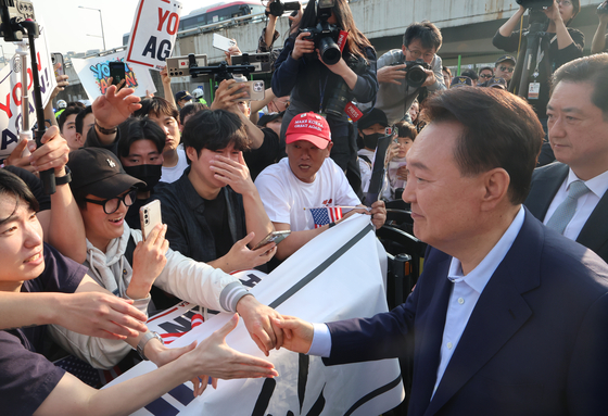 윤석열 전 대통령이 파면 결정 후 일주일 만인 11일 오후 서울 용산구 한남동 대통령 관저를 떠나기 앞서 정문 앞에서 지지자들과 인사를 나누고 있다. 뉴스1