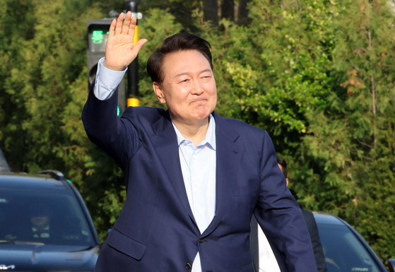 윤석열 전 대통령이 헌법재판소 파면 결정 후 일주일 만인 11일 오후 서울 용산구 한남동 대통령 관저를 떠나며 지지자들에게 손을 흔들어 인사하고 있다. 뉴스1