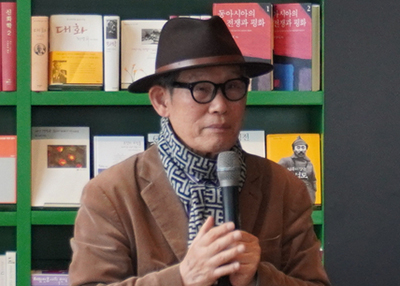 지난 12일 『로마인 이야기』 출간 30주년 기념 행사장의 한길사 김언호 대표. [사진 한길사]
