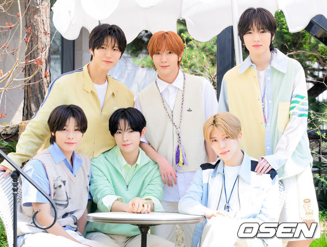[OSEN=이대선 기자] 그룹 NCT WISH(엔시티 위시)가 10일 서울 용산구에 위치한 스튜디오에서 두 번째 미니앨범 ‘poppop’(팝팝) 발매 기념 라운드 인터뷰를 했다.NCT WISH두 번째 미니앨범‘poppop’은 동명의 타이틀곡‘poppop’을 포함한 총6곡으로 구성되어 있으며,처음 느끼는 사랑의 설렘부터 서툰 고백까지 첫사랑의 다채로운 감정을 청량하게 풀어냈다. 한편, NCT WISH두 번째 미니앨범‘poppop’은4월14일 오후6시 각종 음악 사이트에서 음원 공개되며,이날 음반으로도 발매된다.NCT WISH 멤버들이 포즈를 취하고 있다. 2025.04.10 /sunday@osen.co.kr