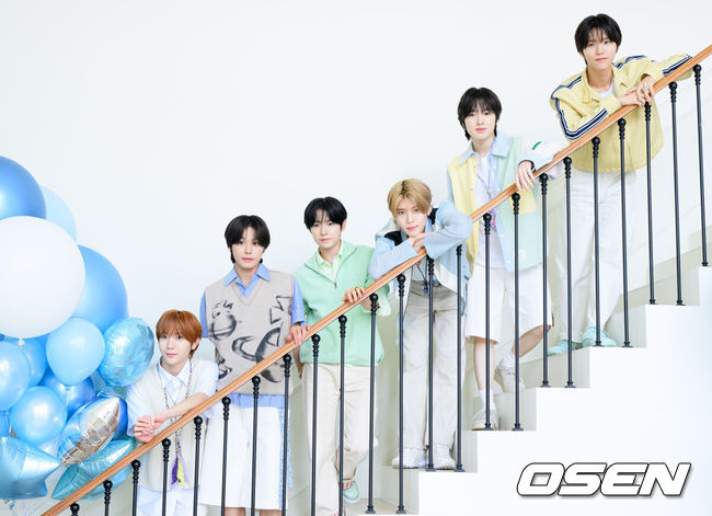 [OSEN=이대선 기자] 그룹 NCT WISH(엔시티 위시)가 10일 서울 용산구에 위치한 스튜디오에서 두 번째 미니앨범 ‘poppop’(팝팝) 발매 기념 라운드 인터뷰를 했다.NCT WISH두 번째 미니앨범‘poppop’은 동명의 타이틀곡‘poppop’을 포함한 총6곡으로 구성되어 있으며,처음 느끼는 사랑의 설렘부터 서툰 고백까지 첫사랑의 다채로운 감정을 청량하게 풀어냈다. 한편, NCT WISH두 번째 미니앨범‘poppop’은4월14일 오후6시 각종 음악 사이트에서 음원 공개되며,이날 음반으로도 발매된다.NCT WISH 멤버들이 포즈를 취하고 있다. 2025.04.10 /sunday@osen.co.kr