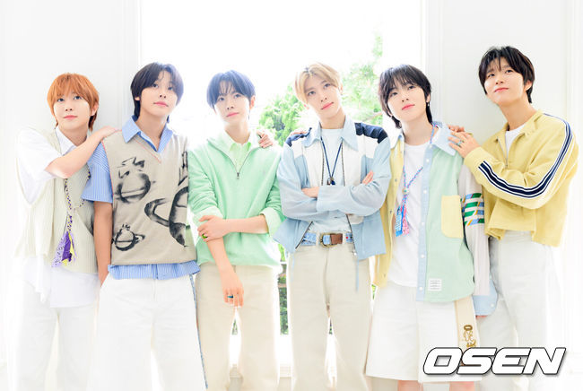 [OSEN=이대선 기자] 그룹 NCT WISH(엔시티 위시)가 10일 서울 용산구에 위치한 스튜디오에서 두 번째 미니앨범 ‘poppop’(팝팝) 발매 기념 라운드 인터뷰를 했다.NCT WISH두 번째 미니앨범‘poppop’은 동명의 타이틀곡‘poppop’을 포함한 총6곡으로 구성되어 있으며,처음 느끼는 사랑의 설렘부터 서툰 고백까지 첫사랑의 다채로운 감정을 청량하게 풀어냈다. 한편, NCT WISH두 번째 미니앨범‘poppop’은4월14일 오후6시 각종 음악 사이트에서 음원 공개되며,이날 음반으로도 발매된다.NCT WISH 멤버들이 포즈를 취하고 있다. 2025.04.10 /sunday@osen.co.kr