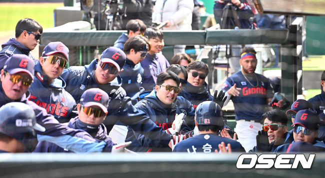 [OSEN=부산, 이석우 기자] 13일 부산 사직야구장에서 2025 신한 SOL 뱅크 KBO 리그 롯데 자이언츠와 NC 다이노스의 경기가 열렸다. 주말 3연전 동안 NC 다이노스가 창원NC파크 대신 사직야구장을 홈구장으로 사용한다. 홈팀 NC는 이용찬, 방문팀 롯데는 김진욱이 선발 출전했다.롯데 자이언츠 선수들이 1회초 2사 만루 전준우의 좌중간 2타점 2루타때 득점을 올린 나승엽, 고승민과 기쁨을 나누고 있다. 2025.04.13 / foto0307@osen.co.kr