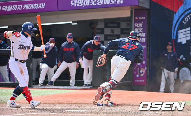 [OSEN=부산, 이석우 기자] 13일 부산 사직야구장에서 2025 신한 SOL 뱅크 KBO 리그 롯데 자이언츠와 NC 다이노스의 경기가 열렸다. 주말 3연전 동안 NC 다이노스가 창원NC파크 대신 사직야구장을 홈구장으로 사용한다. 홈팀 NC는 이용찬, 방문팀 롯데는 김진욱이 선발 출전했다.롯데 자이언츠 유강남이 2회말 1사 2,3루 NC 다이노스 손아섭 타석때 박진의 폭투를 잡으려 뛰고 있다. 2025.04.13 / foto0307@osen.co.kr