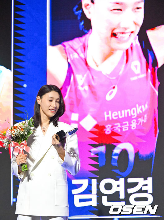 [OSEN=박준형 기자]  14일 오후 서울 서대문구 스위스그랜드호텔에서 2024-2025 V리그 시상식이 진행됐다.여자부는 마지막을 화려하게 장식한 김연경이 정규리그 MVP까지 노리는 반면, 남자부는 트레블을 이끈 레오와 토종 에이스 허수봉이 치열한 경쟁을 펼치고 있다.20주년 역대 베스트7 아웃사이드히터 부문상을 수상한 김연경이 트로피를 바라보고 있다. 2025.04.14 / soul1014@osen.co.kr