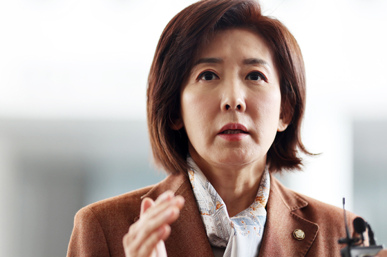대선출마를 선언한 국민의힘 나경원 의원이 14일 서울남부지법에서 열린 패스트트랙 속행 공판 출석을 앞두고 사법개혁 공약을 발표하고 있다. 연합뉴스