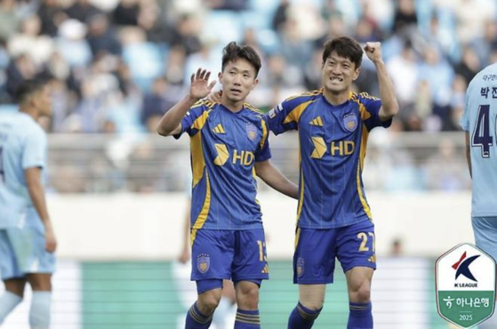 결승골을 합작한 이청용(오른쪽)과 강상우. 사진 프로축구연맹