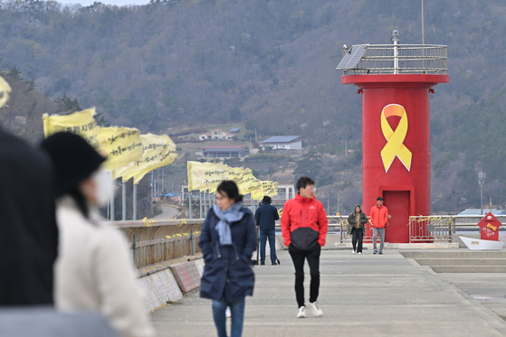 세월호 참사 11주기를 사흘 앞둔 13일 오전 전남 진도군 팽목항 세월호 등대 주변으로 추모객들의 발길이 이어지고 있다. 뉴시스