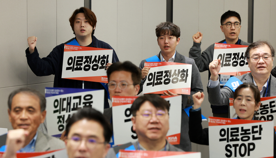 13일 서울 용산구 의협회관에서 열린 대선기획본부 출범식에서 박단 대한전공의협의회 비상대책위원장(뒷줄 왼쪽)을 비롯한 참석자들이 구호를 외치고 있다. 연합뉴스