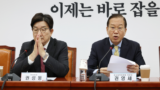 국민의힘 권영세 비상대책위원장이 14일 국회에서 열린 비상대책위원회 회의에서 발언하고 있다. 왼쪽은 권성동 원내대표. 연합뉴스