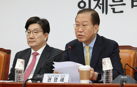 권영세 국민의힘 비상대책위원장이 14일 국회에서 열린 비상대책위원회 회의에서 발언하고 있다. 왼쪽은 권성동 원내대표. 연합뉴스