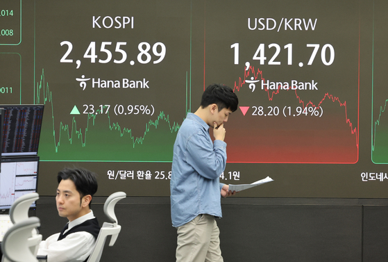 14일 서울 중구 하나은행 딜링룸에서 한 딜러가 자리로 향하고 있다. 이날 코스피는 미국 트럼프 행정부의 관세 정책에 대한 우려가 일부 완화되자 전거래일보다 23.17포인트(0.95%) 오른 2455.89에 장을 마쳤다. 달러당 원화값은 25.8원 오른 1424.1원에 마감했다. 연합뉴스