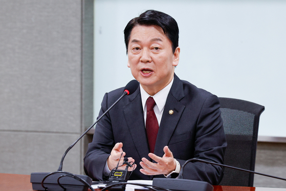 국민의힘 대권주자인 안철수 의원이 13일 서울 여의도 국회의원회관에서 21대 대통령 선거 공약을 발표한 뒤 취재진 질문에 답하고 있다. 뉴스1