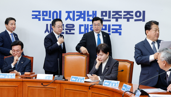 박찬대 더불어민주당 대표 직무대행 겸 원내대표가 14일 오전 서울 여의도 국회에서 최고위원회의를 마친 후 박성준 원내수석과 대화하고 있다.뉴스1