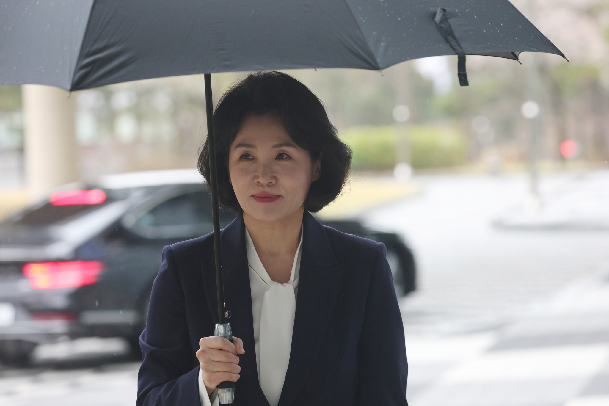 공직선거법 위반 혐의로 1심에서 벌금형을 선고받은 이재명 전 더불어민주당 대표 배우자 김혜경씨가 14일 오후 경기 수원시 영통구 수원고등법원에서 열린 항소심 공판에 출석하고 있다. 뉴스1
