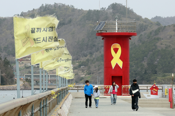 세월호 참사 11주기를 이틀 앞둔 14일 전남 진도군 임회면 연동리 팽목항에서 한 가족이 추모 공간을 둘러보고 있다. 연합뉴스