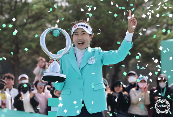 트로피를 들고 활짝 웃는 김민주. 사진 KLPGT