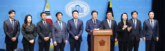 이재명 전 더불어민주당 대표가 11일 서울 여의도 국회 소통관에서 집권 청사진 등을 소개하는 '비전 선포식 및 캠프 일정 발표'를 하고 있다. 왼쪽부터 이해식 비서실장, 강유정 대변인, 한병도 종합상황실장, 윤후덕 정책본부장, 강훈식 총괄본부장, 이재명 예비후보, 윤호중 선대위원장, 수어통역, 김영진 정무전략본부장, 박수현 공보단장. 연합뉴스