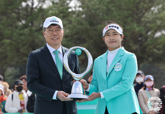 우승 직후 황병우 iM금융그룹 회장(왼쪽)과 포즈를 취한 김민주. 사진 KLPGT