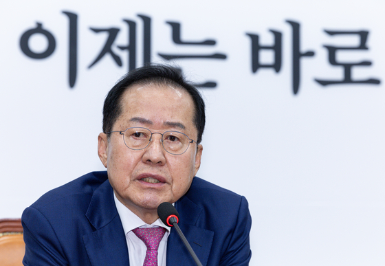 제21대 대통령선거에 출마 선언을 앞둔 홍준표 전 대구시장이 14일 오전 서울 여의도 국회에서 권영세 국민의힘 비대위원장과 면담을 갖고 있다. 뉴스1