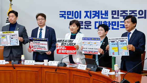 서영교 더불어민주당 명태균 게이트 진상조사단장이 15일 서울 여의도 국회에서 열린 창원산단 등 국정개입 조사본부 긴급 기자간담회에 참석해 국민의힘 대권주자인 홍준표 전 대구시장 여론조사 대납 의혹을 제기하며 정계은퇴를 촉구하고 있다. 왼쪽부터 김용만, 염태영, 서영교, 박정현, 이성윤 의원. 뉴스1