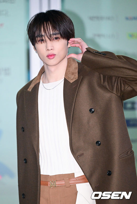 [OSEN=인천공항, 최규한 기자] 더보이즈 선우가 22일 오전 해외 일정 참석차 인천공항을 통해 프랑스 파리로 출국했다.더보이즈 선우는 프랑스 파리에서 열리는 패션위크 행사에 참석할 예정이다.더보이즈 선우가 출국하며 포즈를 취하고 있다. 2025.01.22 / dreamer@osen.co.kr