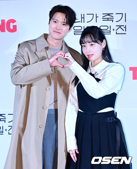 [OSEN=지형준 기자] 1일 오전 서울 용산구 한강로동 CGV 용산아이파크몰에서 티빙 오리지널 시리즈 '내가 죽기 일주일 전’ 제작발표회가 열렸다.오는 4월 3일 첫 공개 예정인 '내가 죽기 일주일 전'은 세상을 등지고 청춘을 흘려보내던 ‘희완(김민하 분)’ 앞에 첫사랑 ‘람우(공명 분)’가 저승사자가 되어 나타나며 벌어지는 청춘 판타지 로맨스배우 공명, 김민하가 포토타임을 하고 있다. 2025.04.01 / jpnews@osen.co.kr
