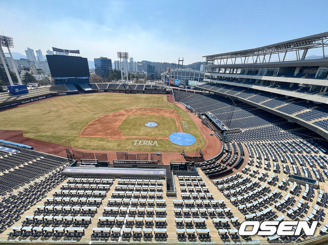 [OSEN=창원, 이석우 기자] 지난달 29일 LG 트윈스와 NC 다이노스와의 경기 중 3루 내야석 매점 부근 약 4층 높이에 있던 알루미늄 '루버'가 떨어져 관중이 사망하는 사고가 발생했다. 해당 사고의 여파로 지난 30일 LG와 NC의 경기는 즉각 취소됐고, 1일부터 3일까지 열리는 SSG 랜더스와의 경기는 3연전을 모두 취소했다. 또한 피해자 애도를 위해 1일 모든 경기는 전면 취소됐다. 관계자들이 창원NC파크 안전 점검을 이틀 동안 진행한다. 사진은 창원NC파크 전경. 2025.04.01 / foto0307@osen.co.kr