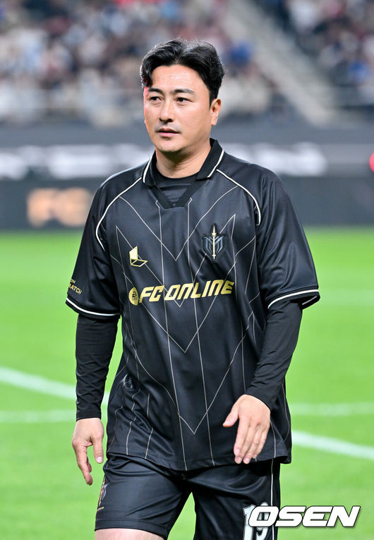 [OSEN=서울월드컵경기장, 박준형 기자] 19일 오후 서울월드컵경기장에서 ‘2024 넥슨 아이콘매치(이하 ‘아이콘 매치’)’ 이벤트 매치가 진행됐다.19일과 20일 양일간 서울월드컵경기장에서 열리는 아이콘 매치는 넥슨 축구 게임'FC온라인'과'FC모바일'에서 은퇴한 전설적인 선수들로 구성된 '아이콘 클래스'에 속한 은퇴 선수들이 한국 경기장에 모이는 이색 경기다. 공격수로만 구성된'FC스피어' 팀과 수비수로만 구성된 '실드 유나이티드' 팀이 '창과 방패'를 콘셉트로 대결을 펼쳐 공격수와 수비수 중 어느 포지션이 더 훌륭한지 판가름한다.안정환이 팬들에게 인사를 하고 있다. 2024.10.19 / soul1014@osen.co.kr