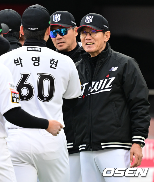 이강철 감독이 박영현을 보고 활짝 웃고 있다./OSEN DB