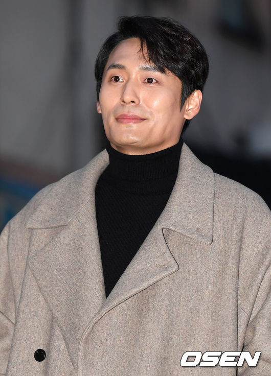 [OSEN=조은정 기자] 16일 오후 서울 영등포구 한 음식점에서 tvN 토일드라마 '사랑의 불시착' 종방연이 열렸다.배우 최대훈이 포즈를 취하고 있다. /cej@osen.co.kr