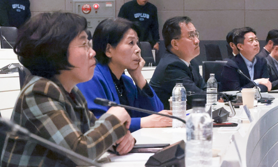 15일 서울 강서구 LG사이언스파크에서 LG유플러스의 AI 기술에 대한 설명을 듣고 있는 국회 과학기술정보방송통신위원회(과방위) 위원들과 LG유플러스 관계자들. 왼쪽부터 김현 과방위 간사, 최민희 위원장, 최형두 간사, 홍범식 LG유플러스 대표의 모습. 사진 LG유플러스