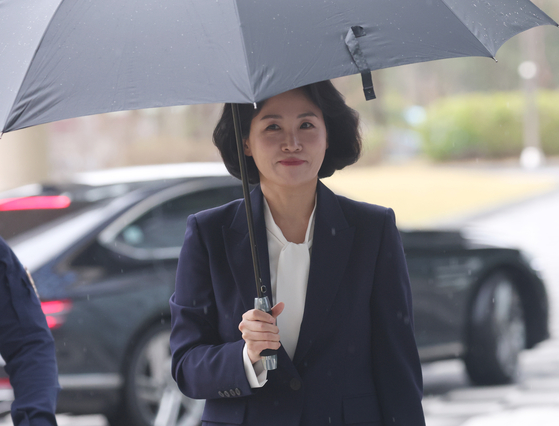 '공직선거법 위반' 혐의로 1심에서 벌금형을 선고받은 이재명 더불어민주당 대표 배우자 김혜경 씨가 14일 오후 경기 수원시 영통구 수원고등법원에서 열린 항소심 공판에 출석하고 있다. 뉴스1