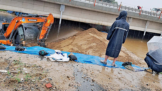 충북 청주 오송 궁평 2지하차도 침수 사고가 나기 전인 2023년 7월 15일 오전 8시쯤 모래로 만든 임시둑 앞에 강물이 차 있다. 사진 독자제공. 중앙포토
