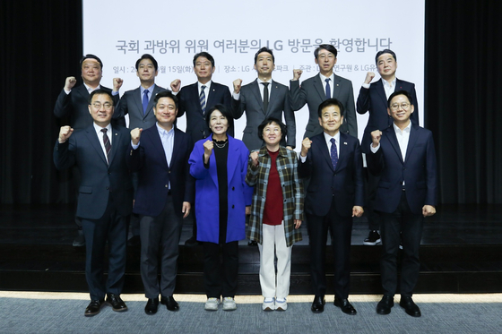 LG사이언스파크를 방문한 국회 과학기술정보방송통신위원회 소속 위원들과 LG유플러스, LG AI연구원 관계자들이 기념촬영을 하고 있는 모습. 앞줄 왼쪽부터 최형두 간사, 홍범식 LG유플러스 대표, 최민희 위원장, 김현 간사, 정동영 의원, 배경훈 LG AI연구원장. 뒷줄 왼쪽부터 김유철 LG AI연구원 전략부문장, 한민수 의원, 조인철 의원, 이정헌 의원, 이훈기 의원, 이상엽 LG유플러스 CTO. 사진 LG유플러스