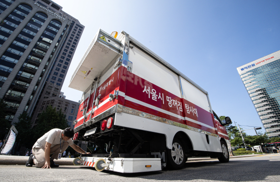 서울 도심에서 잇단 땅꺼짐(싱크홀) 사고가 이어지고 있는 3일 서울 중구 청계광장 인근에서 서울시 재난안전실 도로관리과 직원들이 땅꺼짐 탐사대 차량에 실린 장비를 점검하고 있다. [뉴스1]