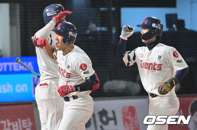 [OSEN=부산, 이석우 기자] 15일 부산 사직야구장에서 2025 신한 SOL 뱅크 KBO 리그 롯데 자이언츠와 키움 히어로즈의 경기가 열렸다. 홈팀 롯데는 나균안, 방문팀 키움은 로젠버그가 선발 출전했다.롯데 자이언츠 전준우가 8회말 1사 1루 좌월 역전 2점 홈런을 치고 하이파이브를 하고 있다. 2025.04.15 / foto0307@osen.co.kr