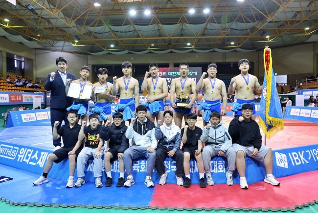 능인중은 15일 전남 보성군 다향체육관에서 열린 제3회 대한체육회장기전국장사씨름대회에서 단체전 우승을 했다. / 대한씨름협회