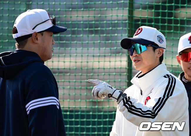 [OSEN=미야자키(일본), 지형준 기자]20일 일본 미야자키 히나타 히무카 스타디움에서 두산 베어스 2차 스프링캠프 2일차 훈련이 진행됐다.지난 18일 2차 스프링캠프지인 일본 미야자키로 출국한 두산은'구춘 대회'포함7차례 연습경기를 치를 예정이다.두산 김동한 코치가 양석환과 이야기를 나누고 있다. 2025.02.20 /jpnews@osen.co.kr