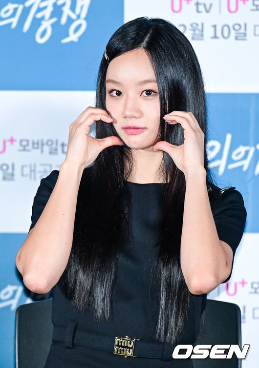 [OSEN=최규한 기자] 6일 오후 서울 용산 CGV에서 STUDIO X+U 드라마 ‘선의의 경쟁’ 언론시사회가 열렸다.‘선의의 경쟁’은 살벌한 입시 경쟁이 벌어지는 대한민국 상위1%채화여고에 전학 온'슬기'에게 각자의 욕망을 드러내는 친구들,그리고 수능 출제 위원이었던 아버지의 의문사를 둘러싼 미스터리 걸스릴러다.배우 이혜리가 간담회를 마친 뒤 인사를 전하고 있다. 2025.02.06 / dreamer@osen.co.kr