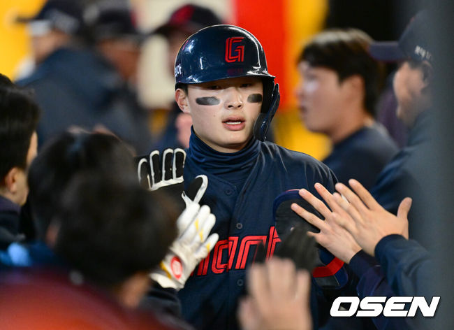 [OSEN=인천, 김성락 기자] 27일 오후 인천 SSG 랜더스 필드에서 ‘2025 신한 SOL BANK KBO리그’ SSG 랜더스와 롯데 자이언츠의 경기가 진행됐다.이날 SSG는 박종훈을, 롯데는 나균안을  선발투수로 내세웠다. 3회초 1사 2, 3루 롯데 레이예스의 선취 1타점 희생플라이 때 3루주자 윤동희가 득점을 올린 뒤 더그아웃에서 동료 선수들과 기쁨을 나누고 있다. 2025.03.27 / ksl0919@osen.co.kr