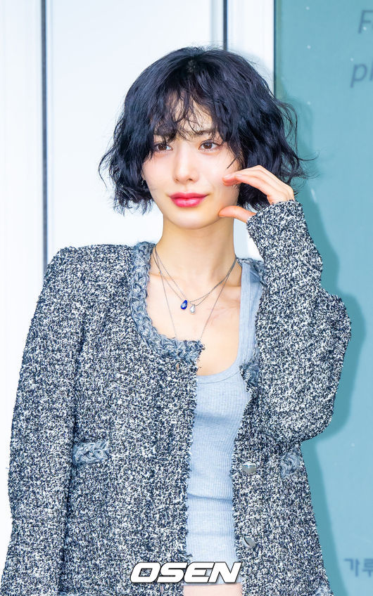[OSEN=인천공항, 민경훈 기자] 5일 오전 배우 나나가 인천국제공항을 통해 출국했다.배우 나나는 이날 해외 패션쇼 행사에 참석하기 위해 프랑스 파리로 출국했다.배우 나나가 출국장으로 향하며 포즈를 취하고 있다. 2025.03.05 / rumi@osen.co.kr