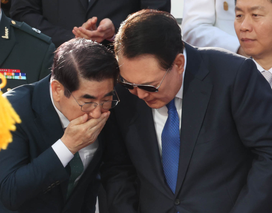 지난해 10월 1일 서울 광화문에서 열린 제76주년 국군의 날 행사 당시 윤석열 대통령이 김용현 국방부 장관과 대화하는 모습. [사진 대통령실사진기자단]