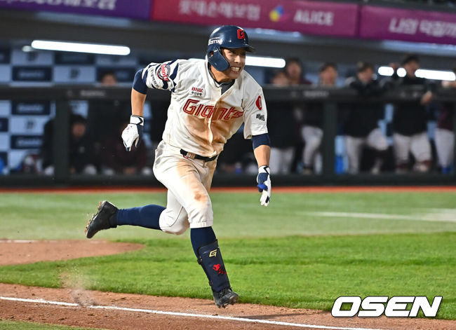 [OSEN=부산, 이석우 기자] 16일 부산 사직야구장에서 2025 신한 SOL 뱅크 KBO 리그 롯데 자이언츠와 키움 히어로즈의 경기가 열렸다. 홈팀 롯데는 반즈, 방문팀 키움은 하영민이 선발 출전했다.롯데 자이언츠 황성빈이 4회말 1사 1,3루 1타점 1루수 앞 땅볼을 치고 진루하고 있다. 2025.04.16 / foto0307@osen.co.kr