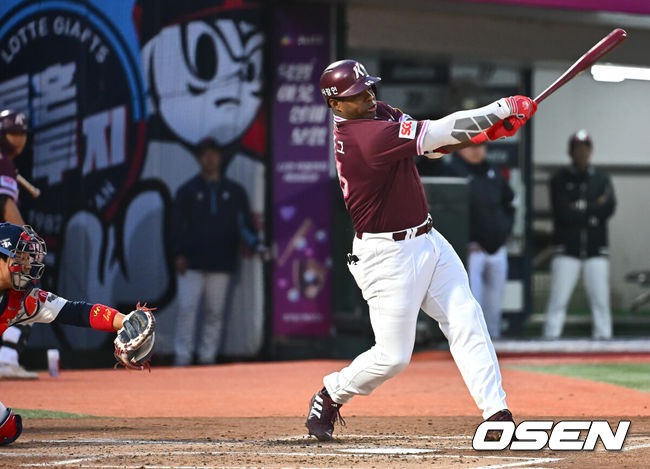 [OSEN=부산, 이석우 기자] 16일 부산 사직야구장에서 2025 신한 SOL 뱅크 KBO 리그 롯데 자이언츠와 키움 히어로즈의 경기가 열렸다. 홈팀 롯데는 반즈, 방문팀 키움은 하영민이 선발 출전했다.키움 히어로즈 푸이그가 2회초 무사 1,3루 삼진 아웃당하고 있다. 2025.04.16 / foto0307@osen.co.kr
