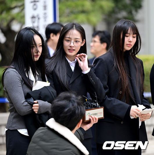 [OSEN=최규한 기자] 7일 서울 서초동 서울중앙지방법원에서 어도어가 뉴진스(NJZ) 멤버 5명을 상대로 낸 '기획사 지위보전과 광고 계약 체결 금지 가처분' 사건의 첫 심문기일이 진행됐다.이날 뉴진스(NJZ) 멤버 민지, 하니, 다니엘, 해린, 혜인 모두 직접 법원에 출석했다.뉴진스(NJZ) 하니, 민지, 혜인(왼쪽부터)가 법원을 나서며 취재진에게 입장을 전하고 있다. 2025.03.07 / dreamer@osen.co.kr