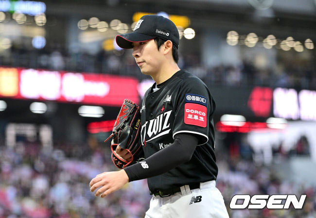 [OSEN=광주, 최규한 기자] 16일 오후 광주-기아 챔피언스필드에서 ‘2025 신한 SOL Bank KBO리그’ KIA 타이거즈와 KT 위즈의 경기가 열렸다.홈팀 KIA는 김도현, 방문팀 KT는 오원석을 선발투수로 내세웠다.1회말 KIA 공격을 무실점으로 막아낸 KT 선발 오원석이 더그아웃으로 향하고 있다. 2025.04.16 / dreamer@osen.co.kr